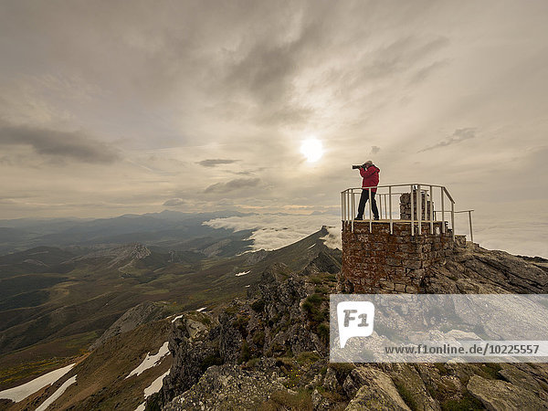 Spanien  Pico tres Stuten  älterer Mann beim Fotografieren am Aussichtspunkt
