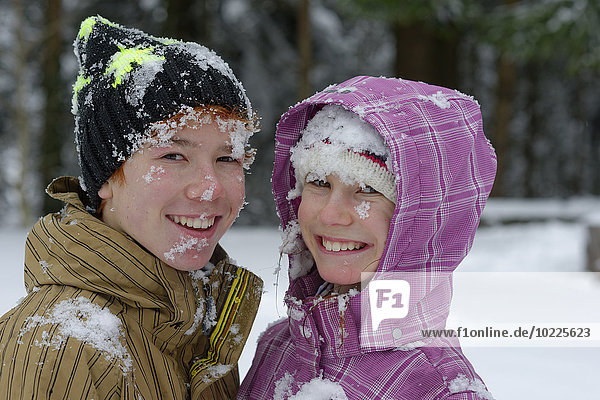 Porträt von Bruder und Schwester mit Schnee bedeckt