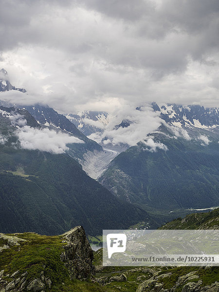 Frankreich  Mont Blanc  Glacier d'Argentiere und Chamonix an einem stürmischen Tag