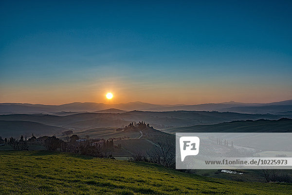 Italien  Toskana  San Quirico d'Orcia  Blick auf hügelige Landschaft bei Sonnenaufgang