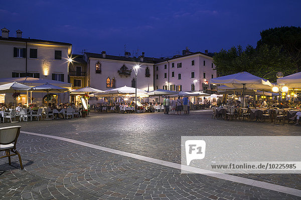 Italien  Venetien  Gardasee  Restaurants an der Piazza Catullo am Abend