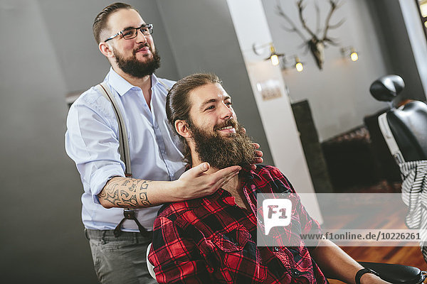 Mann mit Vollbart beim Friseur