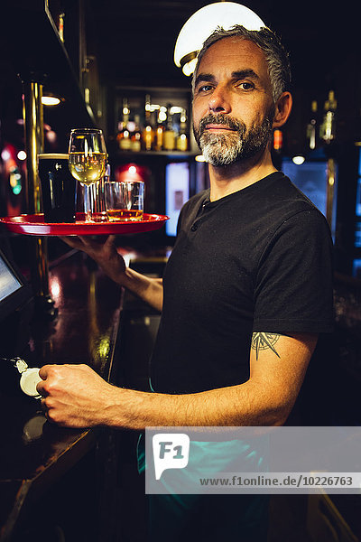 Porträt eines Kellners mit Tablett in einem irischen Pub