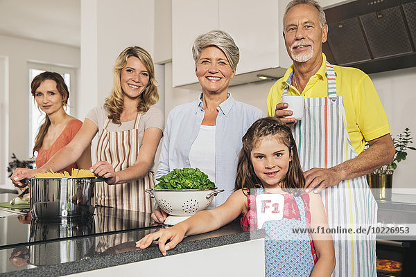 Porträt der Großfamilie in der Küche