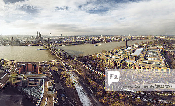 Deutschland  Köln  Blick von Deutz auf die Stadt mit Rhein und Hohenzollernbrücke
