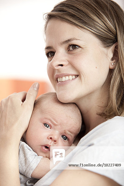 Porträt einer glücklichen jungen Frau mit ihrem Baby