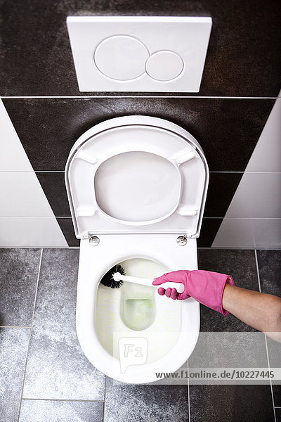 Damentoilette mit Toilettenbürste