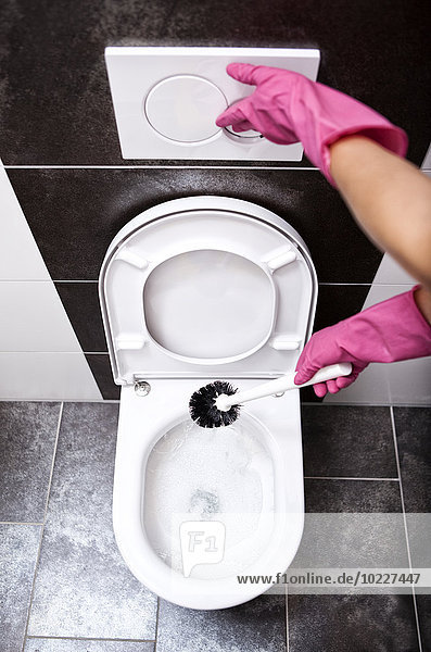 Damentoilette mit Toilettenbürste