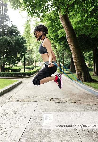 Spanien  Oviedo  junge Frau springt Seil im Park
