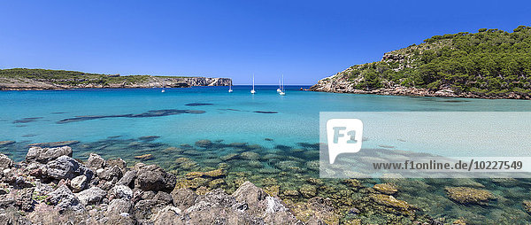 Spanien  Balearen  Menorca  Blick auf den Strand von La Vall mit Segelbooten  Panorama