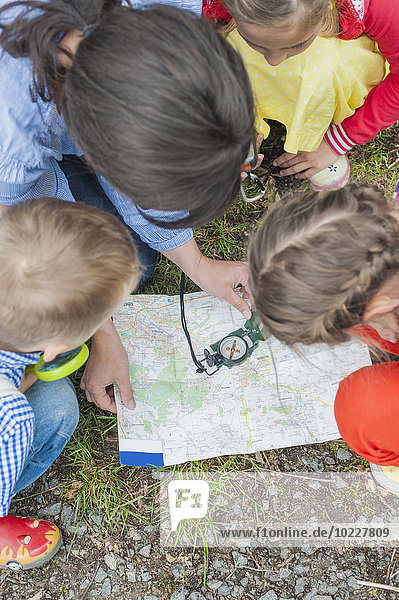 Deutschland  Kinder lernen den Umgang mit Kompass und Karte