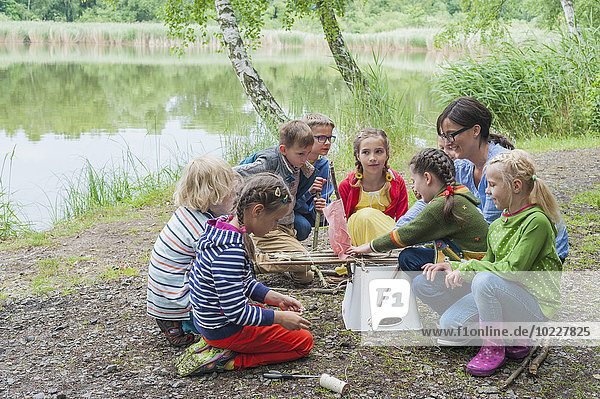 Deutschland  Kinder lernen den Bau eines Holzfloßes