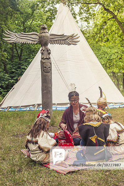 Deutschland  Sachsen  Indianer und Cowboy Party  Mädchen basteln mit Perlen