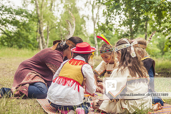 Deutschland  Sachsen  Indianer und Cowboy Party  Mädchen basteln mit Perlen