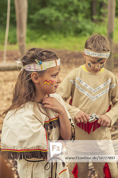 Deutschland  Sachsen  Indianer- und Cowboy-Party  Kinder im Kostüm