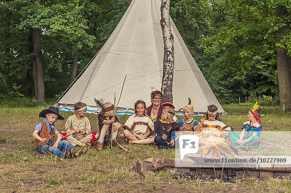 Deutschland  Sachsen  Indianer- und Cowboy-Party  Kinder am Lagerfeuer