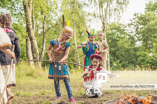 Deutschland,  Sachsen,  Indianer- und Cowboy-Party,  Kinder rastende Marshmallows am Stiel