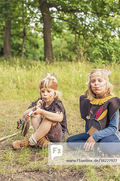 Deutschland  Sachsen  Indianer und Cowboy Party  Kinder rauchen Pfeife des Friedens