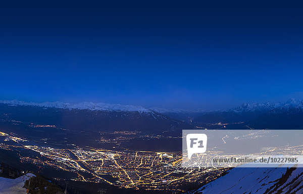 Österreich  Tirol  Innsbruck  Stadtbild bei Nacht