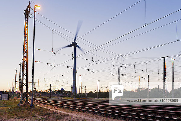 Deutschland  Hamburg  Bahnstrecke mit Oberleitung und Windkraftanlage