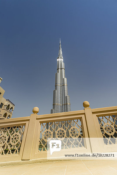 Vereinigte Arabische Emirate  Dubai  Burj Khalifa von der Souk al Bahar Brücke gesehen