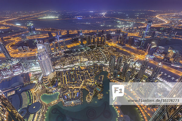 Vereinigte Arabische Emirate  Dubai  Luftaufnahme vom Burj Khalifa über den Burj Khalifa See  Souk Al Bahar und den Dubai Creek bei Nacht