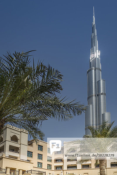 Vereinigte Arabische Emirate  Dubai  Wohngebiet Souk al Bahar mit Burj Khalifa im Hintergrund