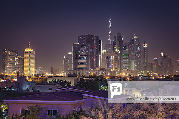 Vereinigte Arabische Emirate  Dubai  Blick auf Downtown Dubai Skyline mit Burj Khalifa bei Nacht