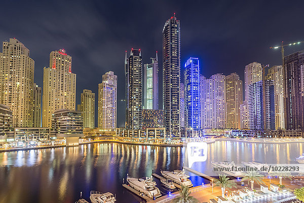 VAE  Dubai  Blick auf Dubai Marina bei Nacht