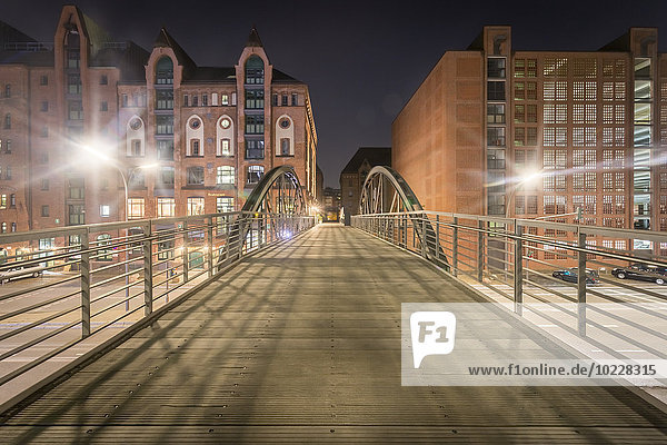 Deutschland  Hamburg  Fußgängerbrücke zwischen Speicherstadt und Hafencity bei Nacht