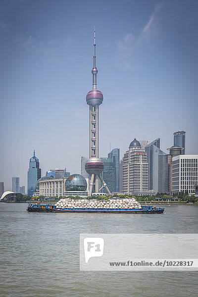 China  Shanghai  Oriental Pearl Tower und Frachtschiff auf dem Huangpu-Fluss