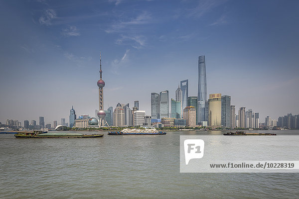 China  Shanghai  Skyline von Pudong mit Frachtschiffen auf dem Huangpu-Fluss