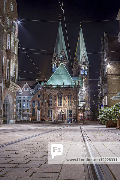 Deutschland  Bremen  Blick auf den Bremer Dom bei Nacht