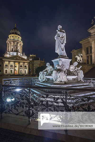 Deutschland  Berlin  Schillerdenkmal am Gendarmenmarkt mit deutschem Dom im Hintergrund bei Nacht