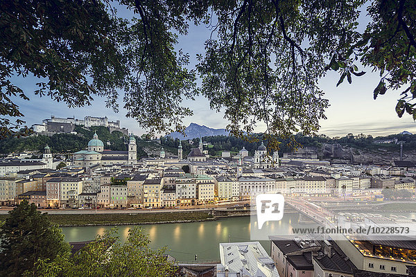 Österreich  Salzburg  Blick auf die Stadt an der Salzach mit Schloss Hohensalzburg im Hintergrund