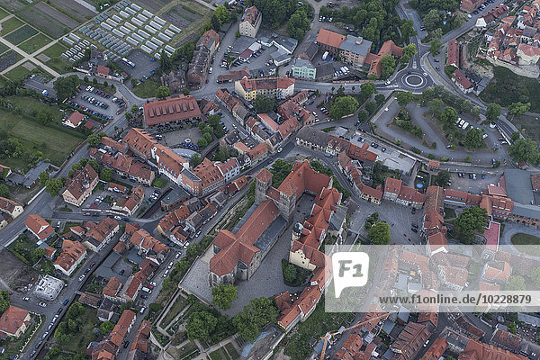 Deutschland  Luftaufnahme von Quedlinburg mit Stiftskirche am Abend