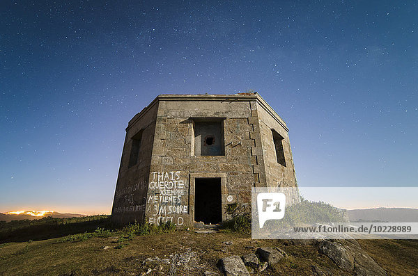 Spanien  Galizien  Ferrol  Ruinen eines ehemaligen Militärgebäudes bei Nacht