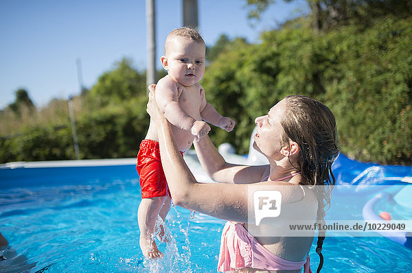 Mutter mit Baby im Schwimmbad