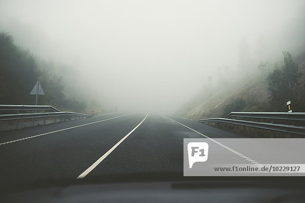 Spanien,  Blick vom Auto auf leere Straße bei Nebel