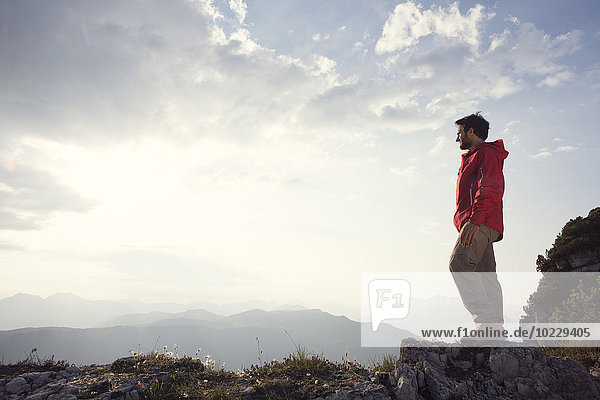 Österreich  Tirol  Unterberghorn  Wanderer stehend in alpiner Landschaft mit Blick auf die Aussicht