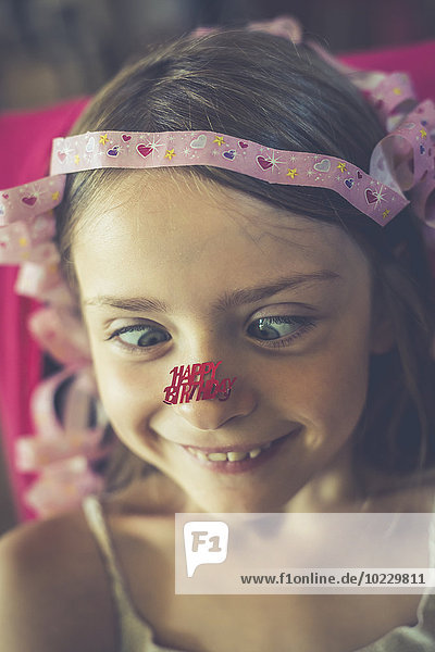 Portrait des kleinen Mädchens mit'Happy gluing Birthday' an der Nase