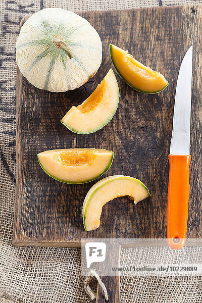 Ganze und geschnittene Charentais-Melone