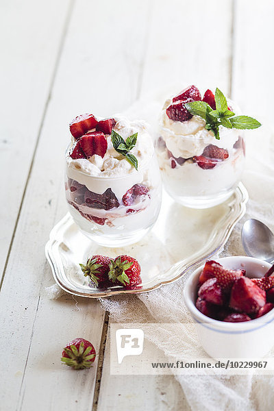 Eton Mess  traditionelles englisches Dessert  Mischung aus Erdbeeren  Baiser und Sahne
