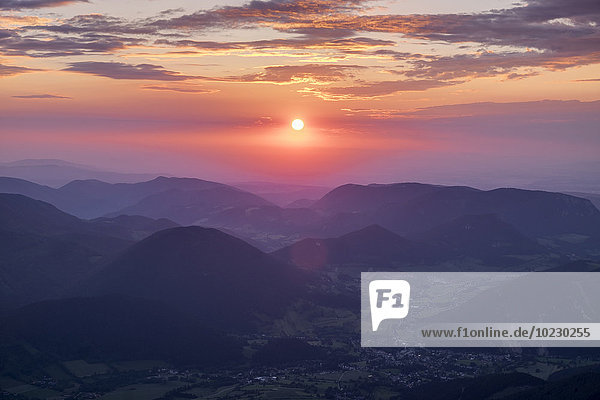 Österreich  Niederösterreich  Wiener Alpen  Blick vom Schneeberg auf Puchberg am Schneeberg bei Sonnenaufgang