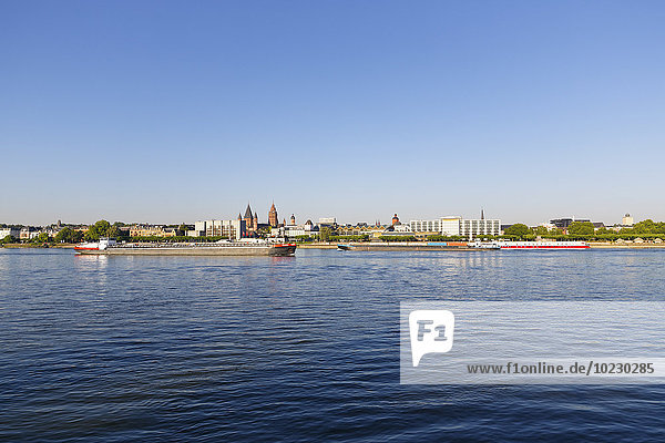 Deutschland  Mainz  Blick auf die Skyline mit Rhein im Vordergrund