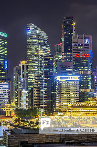 Singapur  Finanzdistrikt bei Nacht