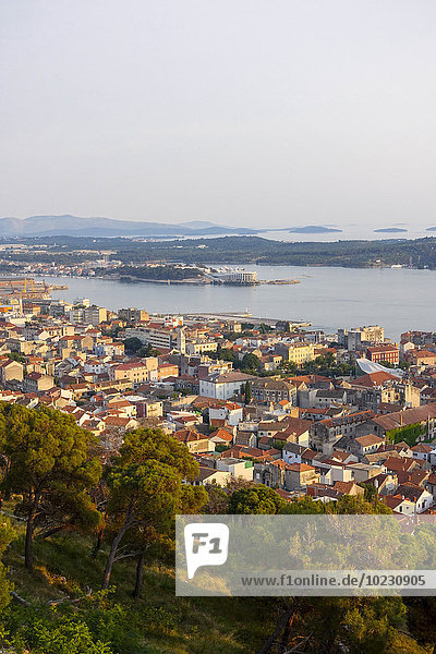 Kroatien Sibenik Blick auf die Stadt an der Küste