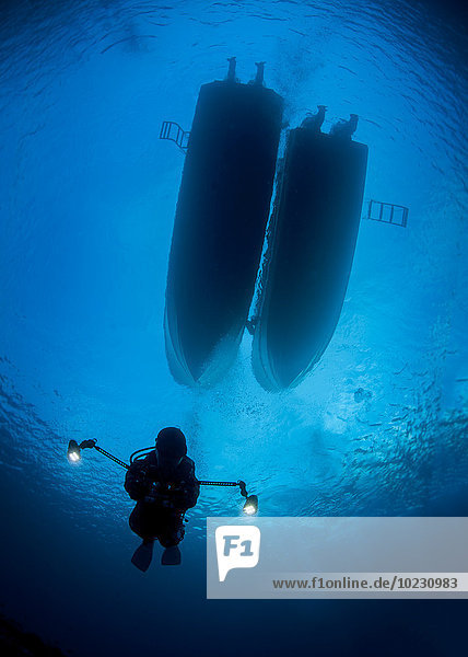 Palau Taucher mit Lampen