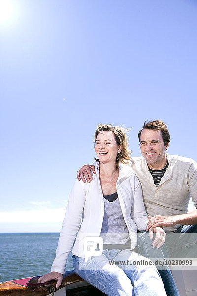 Glückliches reifes Paar auf einem Segelschiff