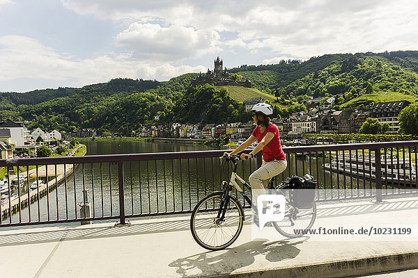 Deutschland  Cochem  Radfahrer über die Moselbrücke